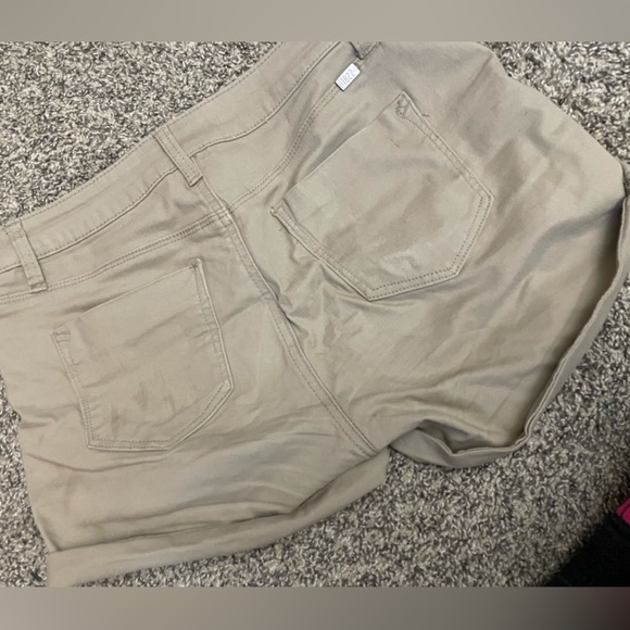 Khaki shorts - Picture 2 of 2